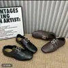 Sapatos Brogue de Couro Macio Primavera Novo Estilo Sapatos Rasos de Couro Femininos Estilo Britânico Esculpido Versátil Fivela Dupla Bico Redondo 2026
