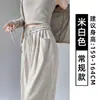 Calça bege off-white cor de arroz para mulheres, nova coleção de outono 2026, estilo popular 2026, com caimento fluido, adequada para baixinhas, calça casual de perna reta e larga