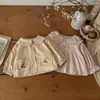 Chamarra cortavientos para bebé estilo INS para primavera y otoño con bolsillo de oso y cuello de doble capa con encaje para niñas, cárdigan de un solo botón