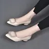 Sapatilhas Femininas de Couro Macio Moda Bico Fino Fivela Quadrada Estilo Novo Outono 2026 Bico Baixo Solado Macio Para o Trabalho Sem Machucar os Pés Sapatos de Couro