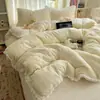 Estilo Hepburn Línea A Tallado Leche Polar Juego de Cuatro Piezas Invierno Estilo Encaje Funda de Edredón Engrosada Sábana Juego de Cama