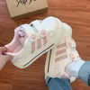 Tenis plataforma lindos y originales estilo caricatura para niñas, nueva colección 2026, versátiles con correas de velcro, tenis casuales blancos