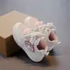 Zapatillas de Skate Bajas para Niñas Estilo Nuevo Primavera y Otoño 2025 Estudiantes de Primaria Moda Suela Suave Zapatos Casuales Niños Tenis Kuromi
