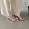 Sandálias Elegantes de Salto Anabela Estilo Francês, de Calçar, com Fivela Metálica e Tira para Dedos, para Mulheres, Novidade Verão 2026 Sandálias de Salto Anabela Bico Fino