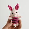 Lindo colgante de muñeca tejida a mano de dibujos animados, cerdo Pijie, lana tejida a ganchillo, adorno de bolso de anime, llavero hecho a mano