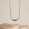 Colar Cruzado Europeu e Americano de Aço Inoxidável Liso Curvo, Corrente de Clavícula de Nicho de Luxo Leve, Colar Feminino Minimalista Único de Alta Qualidade