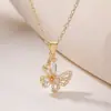 Aogu Collar Sencillo y Lujoso de Cobre Chapado en Oro de 18 Quilates con Colgante de Flor Mariposa de Circonita para Mujer, Cadena de Clavícula Única de Alta Gama