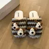 Pantufas de Pelúcia Listradas com Cachorro 3D Desenho Animado Estilo Outono/Inverno Feminino Mais Veludo Quente Casa Solado Macio Antiderrapante Biqueira Fechada Pantufas de Algodão