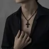 Collar con colgante de cruz de cuentas negras para hombre, collar con tótem de patrón dorado de moda, accesorio de lujo ligero de alta gama para mujer