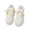 Zapatillas blancas de suela gruesa con dos tonos y diseño calado para mujer, nuevo modelo de otoño 2026, zapatos de malla transpirables, zapatillas deportivas casuales ligeras y versátiles