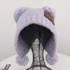 Chapéu de tricô fofo para outono e inverno com um pequeno pingente de urso e pompom, feito de lã teddy, versátil, quente e cobre as orelhas, fazendo seu rosto parecer menor
