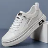 2026 Verão Novos Sapatos Brancos ins Sapatos Masculinos Estilo de Rua Sapatos Casuais Versátil Estudante Sapatos de Skate Sapatos em Estoque Atacado