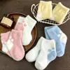 Meias de Flanela Grossa para Bebê Recém-nascido Outono e Inverno Meias Quentes de Coral Fleece Antiderrapantes Meias Infantis de Cano Médio