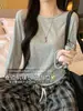 K2615 camiseta básica de gola redonda, estilo solto e relaxado, cuidadosamente selecionada para mulheres, outono e inverno, com punhos contrastantes e detalhes de botões