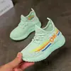 Zapatos Deportivos para Niñas, Zapatos de Malla Tejida Voladora Suave de Gelatina, Fábrica de Procesamiento de Calzado Infantil al por Mayor, Zapatos de Malla Transpirable para Niñas