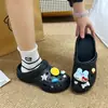 Nuevos Zuecos Versátiles de Otoño e Invierno Estilo Nuevo, Conejito Azul Lindo, Limón, Gato Kt de Dibujos Animados, con Charms para Zapatos