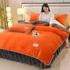 Conjunto de Quatro Peças de Lã Leite Espessa e Quente para Outono e Inverno Cor Sólida Estilo Saia de Cama de Luxo Leve Conjunto de Três Peças de Flanela de Alta Gramatura