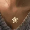Moda para Viajes Transfronterizos Cadena para Clavícula de Acero Inoxidable con Textura de Flor Hueca Oro de 18K No se Desvanece Collar Versátil Venta al por Mayor