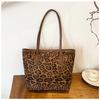 Estampado de Leopardo Otoño e Invierno Estilo Coreano 2025 Gran Capacidad Bolso Tote de un Solo Hombro para Mujer, Moderno, Casual, Tendencia, para Viajar al Trabajo, Retro, Estilo Nuevo, Suave