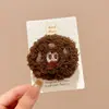 Broche de pelúcia fofo de desenho animado para mulheres, perfeito para outono e inverno, um acessório fresco e estiloso para bolsas, doce e simples, versátil e ideal para roupas e acessórios DIY