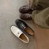 Mocassins de pele de carneiro com fivela de metal estilo britânico, coleção primavera/outono 2026, salto médio grosso, bico redondo, sapatos pequenos de couro, couro genuíno, sapatos baixos com corte profundo, estilo feminino