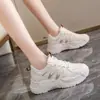 Tênis dad sneaker de malha populares de Bai Zhenhe, sapatos brancos para mulheres, leves, versáteis, respiráveis, estilosos, tênis de corrida com sola grossa