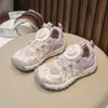 Tênis esportivos infantis 2026 primavera novos sapatos casuais para meninas sapatos de corrida anti-impacto sapatos respiráveis para meninos para atividades ao ar livre e caminhada
