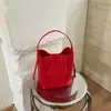 Bolso cubo retro tejido chic estilo coreano 2026 para mujer, piel suave texturizada, diseño de nicho, bolso de hombro y axila para el día a día