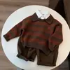 Suéter de tricô listrado retrô para meninos, coleção outono/inverno 2026, estiloso e casual, com gola dobrada e design de puxar