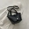 Bolsa cesta moderna e estilosa para mulheres, novo modelo inverno 2026, cor sólida elegante, alto valor estético, bolsa de ombro de nicho