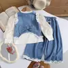 Traje de Mezclilla para Niñas Primavera y Otoño 2025 Nuevo Conjunto de Tres Piezas Tendencia Estilo Coreano Pantalones de Pierna Ancha Pequeña Fragancia para Bebé Niña