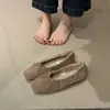 Outono/Inverno 2026 Sapatos de Ballet Retrô Francês Sapatilhas Vermelhas com Laço de Lã Bico Redondo Baixo Salto Baixo Sapatos Quentes Simples para Mulheres