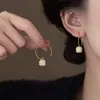 Pendientes de Burbuja Color-Block Estilo Bosque Chica Crema Dulce para Mujer, Diseño de Nicho de Lujo Ligero, Accesorios de Oreja Únicos Lindos y Dulces