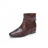 2026 Novo Modelo Botas de Moda em Couro Bovino de Camada Superior com Bico Quadrado Elegante, Aumento Interno de Altura, Design Pregueado, Zíper Traseiro, Botas de Cano Curto para o Trabalho