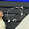 [Novidades Contínuas] Pulseira Cruzada Nova de Alta Qualidade Réplica Lv Letra V com Etiquetas, Artesanato de Ponta Atacado