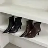Botas curtas de salto alto fino com bico fino estilo coreano para mulheres, novo modelo outono e inverno 2026, botas elásticas estilosas e versáteis com forro de fleece, botas de corte justo para mulheres