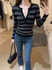 Blusa de tricô preta com listras, estilo francês, gola meio aberta, manga longa, para mulheres, camada base elegante de outono de alta qualidade, blusa absolutamente linda