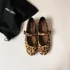 Aumento de Altura de 4 cm~2026 Nuevos Zapatos Planos de Ballet Redondos de Estilo Retro de Nicho con una Sola Correa Zapatos Mary Jane Estampado de Leopardo para Mujer