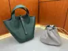 Bolsa Diagonal de Motociclista Duke Bolsa de Mão Couro Bovino Togo de Grão Integral Macio e Ceroso Bolsa Cesta de Vegetais Luxo Acessível