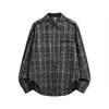 Camisa de cuadros finos vintage con rayas negras, cuello de solapa, un bolsillo de parche, botones metálicos, corte holgado, camisa a cuadros casual desgastada para hombre