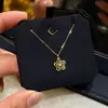 Nuevo Estilo Collar Pequeño Flor de Durazno para Mujer, Cadena para Clavícula, Dulce y Lindo, Lujo Ligero, Nicho, Gama Alta, Sencillo y a la Moda