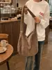 Nuevo bolso de hombro de felpa con estampado de diamantes para otoño e invierno, con un estilo relajado, gran capacidad y que se puede llevar debajo del brazo o como bolso cruzado.; una opción suave y versátil para mujeres