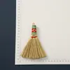 Festival de Primavera 2026 Año Nuevo Colgante de Escoba Pequeña Hecho a Mano para Cuna de Bebé, Decoración de Escoba Festiva, Directamente del Fabricante