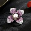 Moda Nicho Zircônia Incrustada de Diamantes Flor de Quatro Folhas Fivela Magnética Pérola de Água Doce Combina com Tudo Corsage de Colarinho de Camisa para Traje de Trabalho