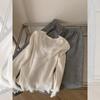 Camisa de punto con cuello en V de encaje blanco de alta gama y súper atractiva para mujer, suéter interior elegante y hermoso de otoño e invierno.