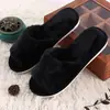 Venta al por mayor de fábrica zapatillas de algodón con suela gruesa de otoño e invierno para el hogar zapatos de algodón tipo media bolsa Mao Mao zapatillas de algodón de color liso