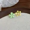 Brincos coreanos pequenos e frescos de cores contrastantes, com floreszinhas doces e requintadas, novos 2025, assimétricos, estilo girl heart, brincos femininos