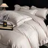 Conjunto premium de quatro peças em algodão de fibra longa com 200 fios, lençol de cima 100% algodão puro, lençol com elástico e capa de edredom, oferecendo uma experiência de cama luxuosa