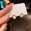 Pendientes Vintage Estilo Hong Kong 2026 Nuevos Pendientes de Botón Metálicos de Alta Gama Moda de Nicho Pendientes Versátiles Venta al por Mayor para Mujeres