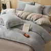 Juego de Cuatro Piezas de Terciopelo de Leche Tallado para Cama Clase A de Invierno Funda de Edredón Engrosada Juego de Tres Piezas para Cama de Dormitorio Individual Sábanas de Cama Ropa de Cama 4